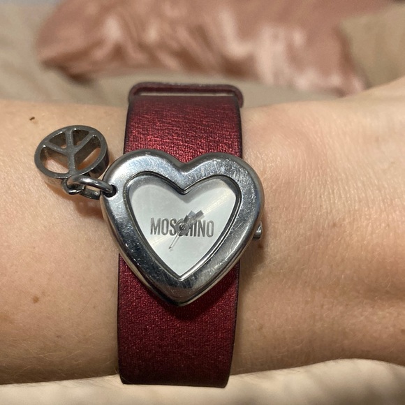 MOSCHINO heart-shaped watch with peace sign charm and red shiny strap - Picture 3 of 12